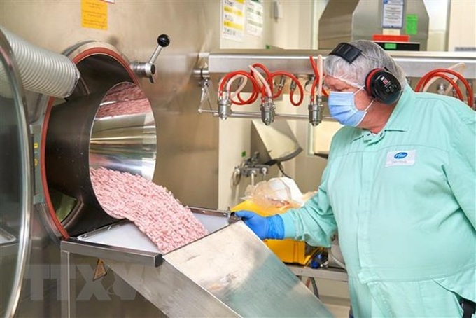 Thuốc Paxlovid điều trị COVID-19 của Pfizer được sản xuất tại Freiburg, Đức. Ảnh: Pfizer/TTXVN