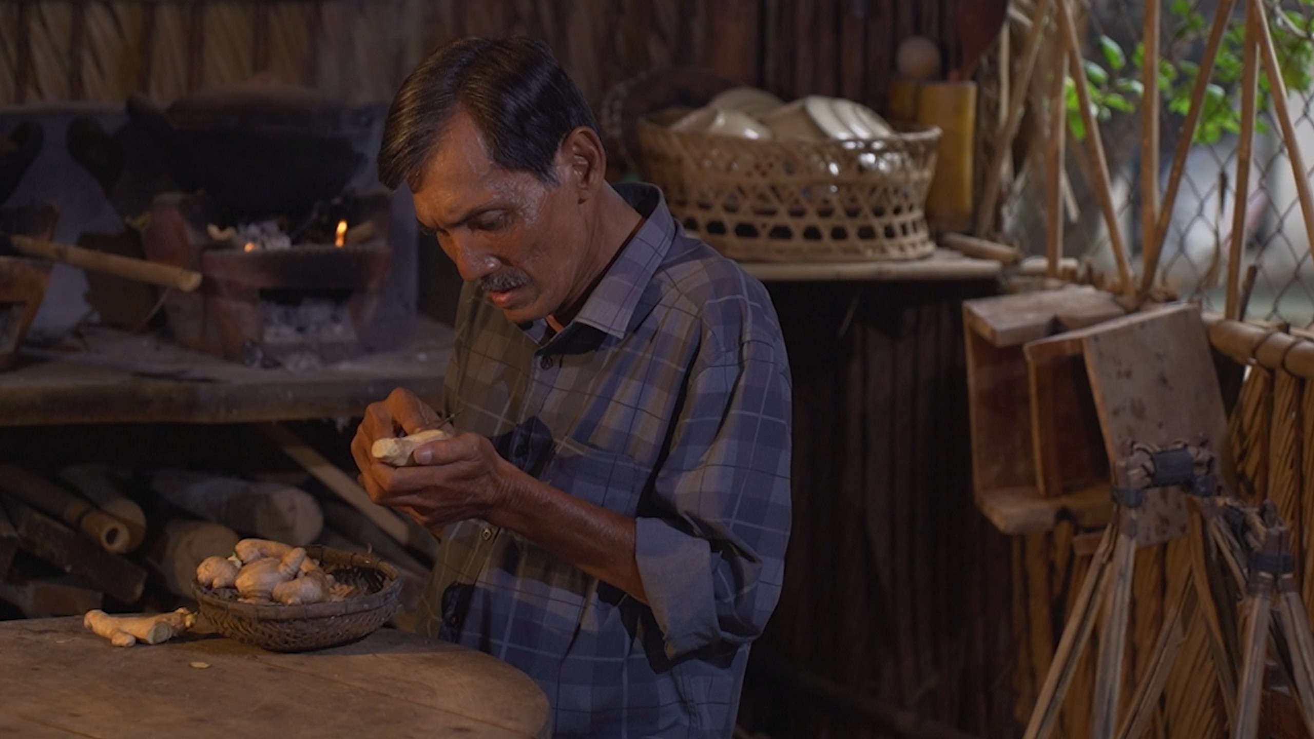 Sanatçı Thuong Tin, MV'sinin ek gelir elde etmesini sağlıyor - 1 Nghệ sĩ Thương Tín làm đạo diễn MV để kiếm thêm thu nhập - 1