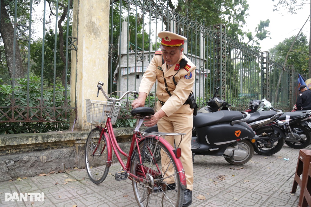 Cụ ông đi xe đạp bị CSGT xử phạt vì có nồng độ cồn - 3