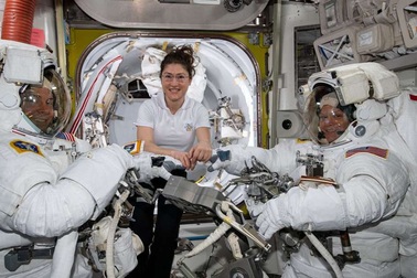 NASA hủy bỏ kế hoạch để 2 phi hành gia nữ “đi bộ” ngoài không gian vì… thiếu đồ