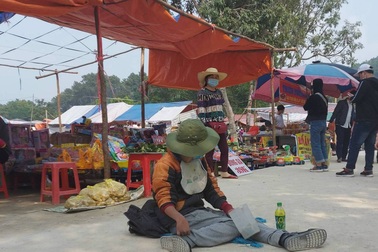 Nhếch nhác cảnh "ăn xin" nằm la liệt ở lễ hội Phủ Na