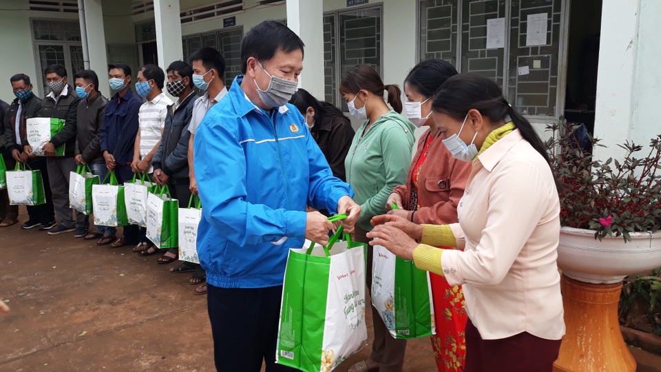 Mang niềm vui đến với những người lao động không có Tết - 1 Mang niềm vui đến với những người lao động không có Tết - 1