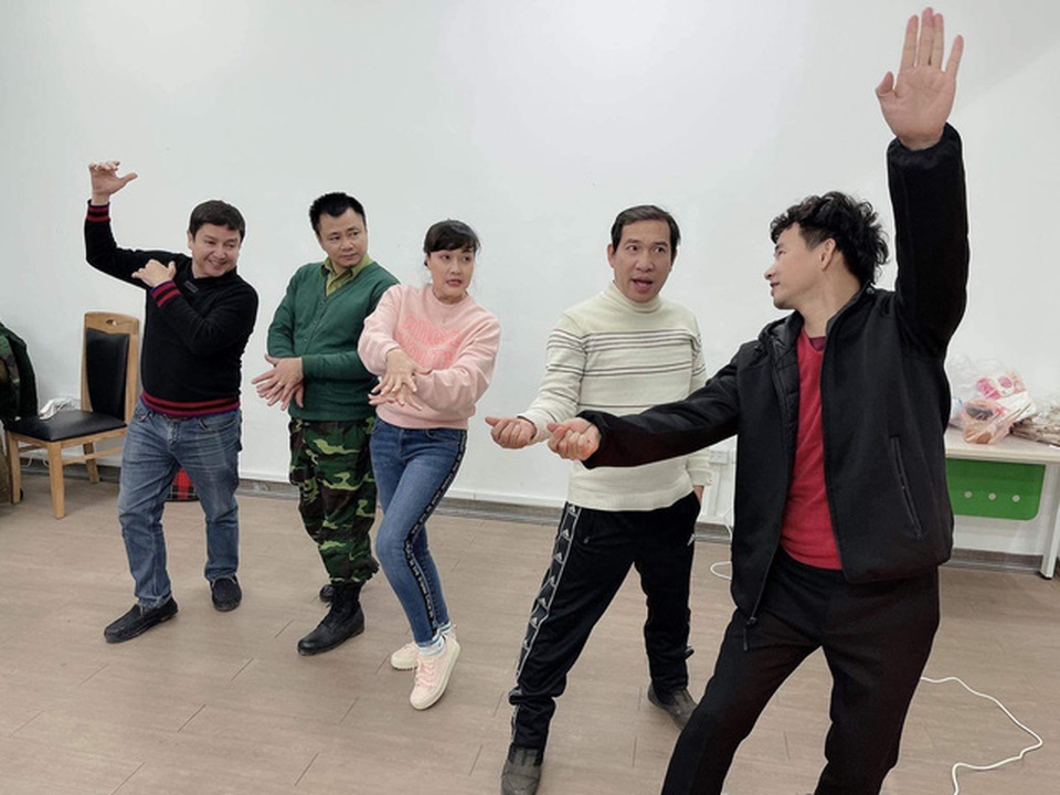 Ngọc Hoàng Quốc Khánh lộ diện ở hậu trường tập Táo Quân 2021 - 4 Ngọc Hoàng Quốc Khánh lộ diện ở hậu trường tập Táo Quân 2021 - 4