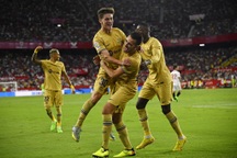 Real Madrid vững ngôi đầu bảng La Liga, Barcelona thắng đậm Sevilla