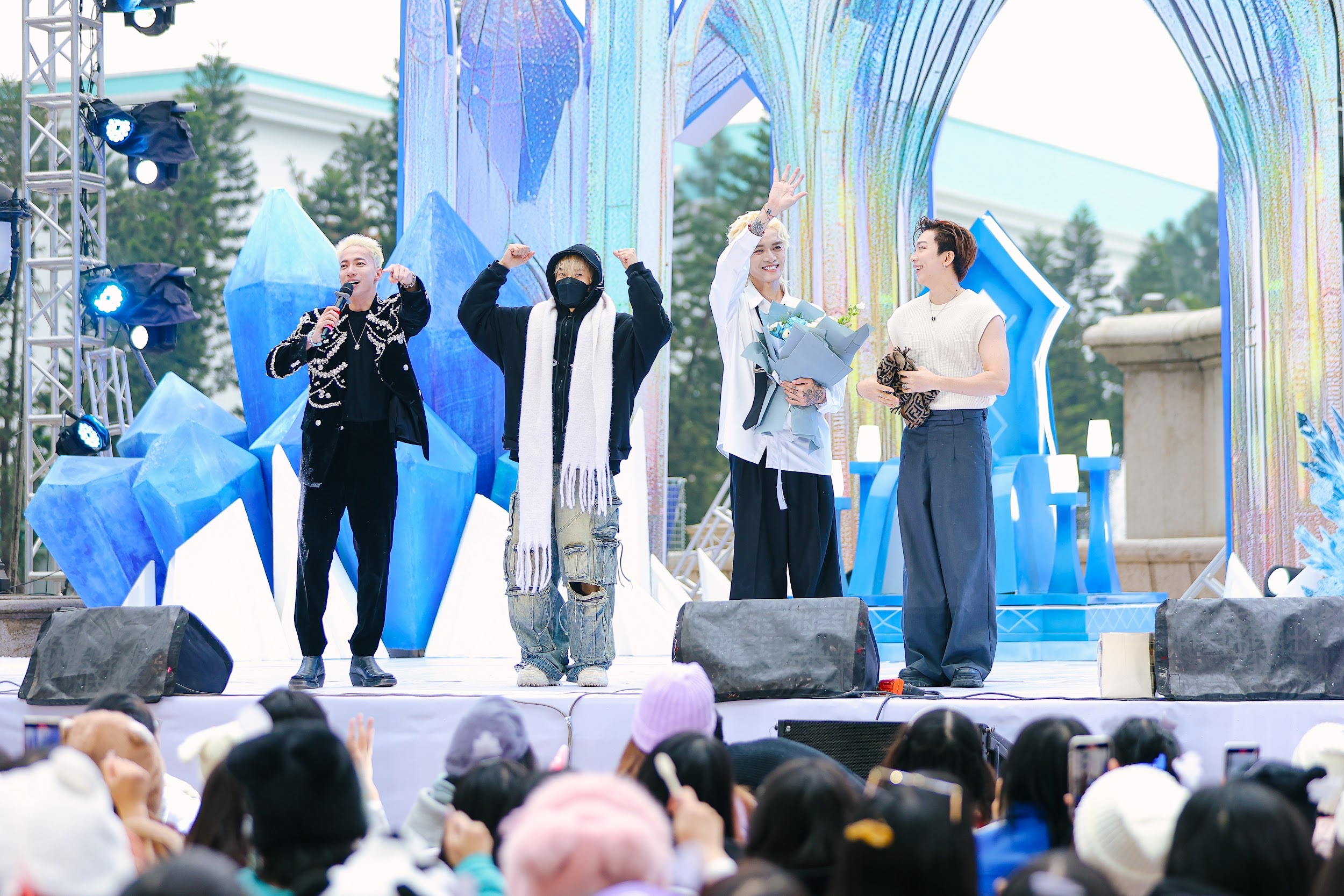 ទស្សនិកជន 1,500 ច្រៀងរួមគ្នាជាមួយ S.T Son Thach - ១ 1.500 khán giả hòa giọng hát cùng S.T Sơn Thạch - 1