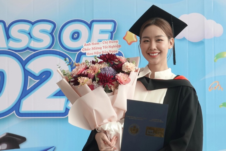Hoa hậu cao 1,86m, nói tiếng Anh "như gió" nhận bằng tốt nghiệp loại giỏi