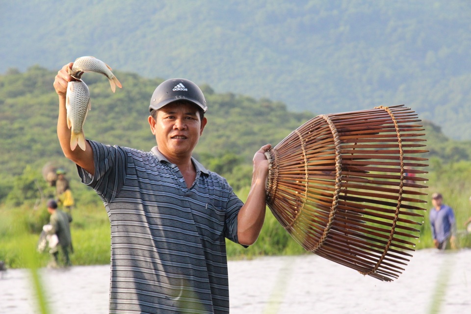 Hàng ngàn người dân đội nắng lội bùn tìm “vận may” - 16 Hàng ngàn người dân đội nắng lội bùn tìm “vận may” - 16
