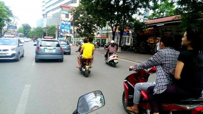 Cùng lúc 4 người không đội mũ lao vèo vèo giữa phố tan tầm.