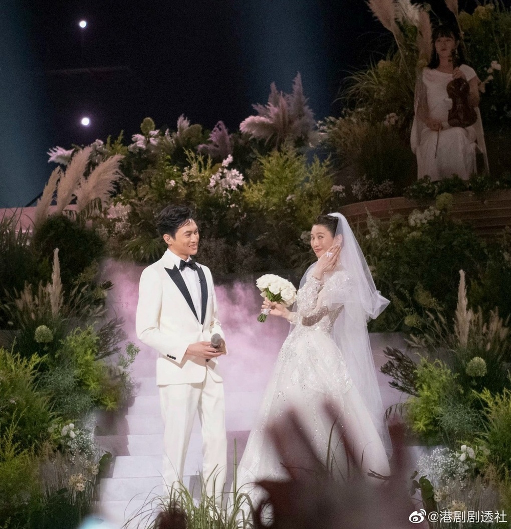 Sau gần 20 năm kết hôn, cựu hoa hậu Viên Vịnh Nghi lần đầu mặc váy cưới - 1 Sau gần 20 năm kết hôn, cựu hoa hậu Viên Vịnh Nghi lần đầu mặc váy cưới - 1