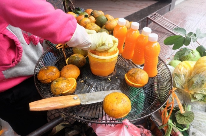Đổ xô bán nước cam ép nguyên chất giá siêu rẻ, tiểu thương thu tiền triệu mỗi ngày - Ảnh 7. Đổ xô bán nước cam ép nguyên chất giá siêu rẻ, tiểu thương thu tiền triệu mỗi ngày - Ảnh 7.