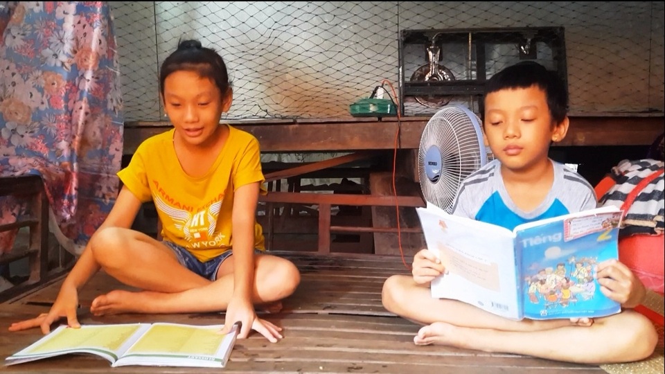Người cha nằm liệt giường, hai con thơ dại nguy cơ bỏ học giữa chừng - 4 Người cha nằm liệt giường, hai con thơ dại nguy cơ bỏ học giữa chừng - 4