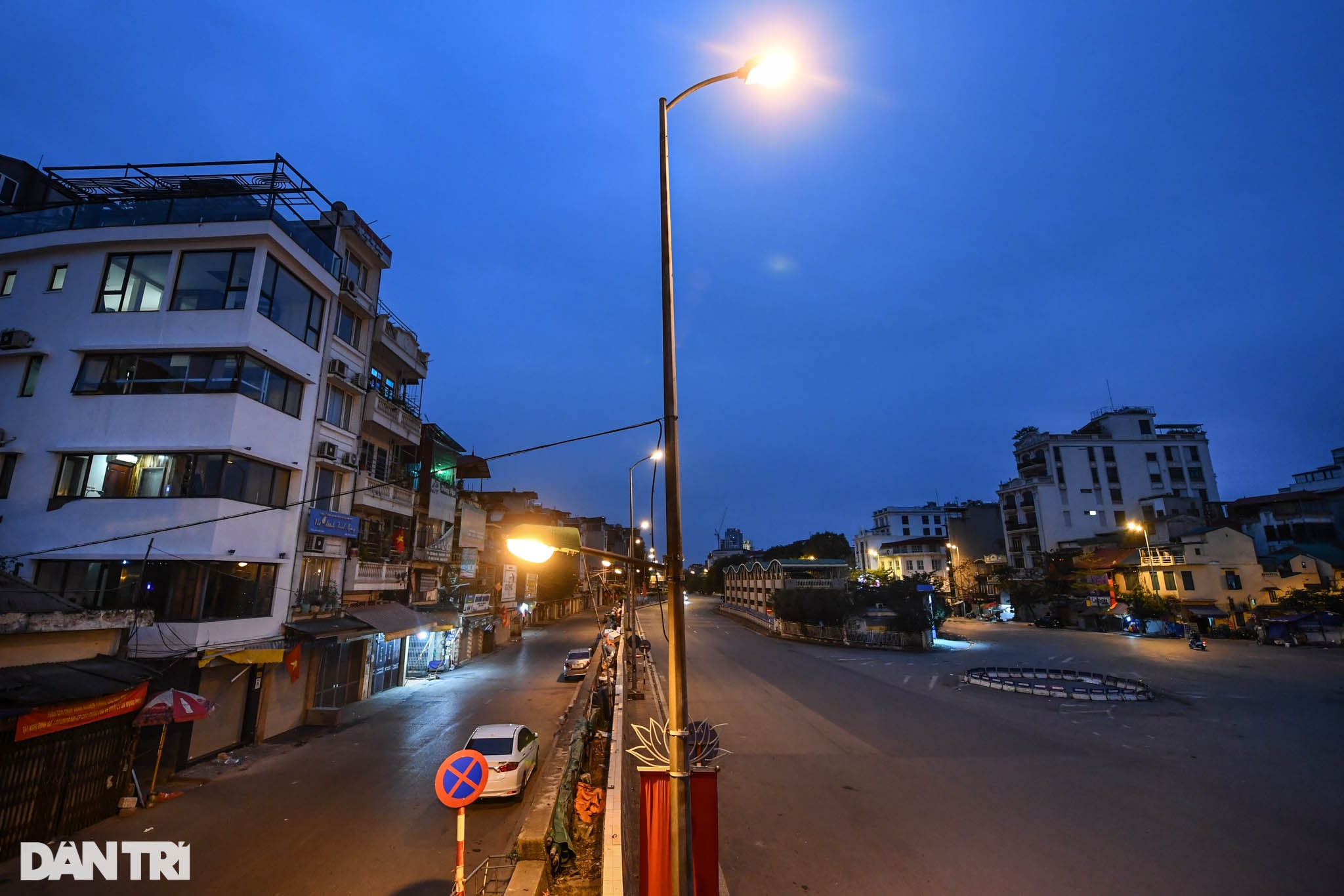 Hà Nội tĩnh mịch, vắng vẻ trong buổi sáng mùng 1 Tết - 1 Hà Nội tĩnh mịch, vắng vẻ trong buổi sáng mùng 1 Tết - 1