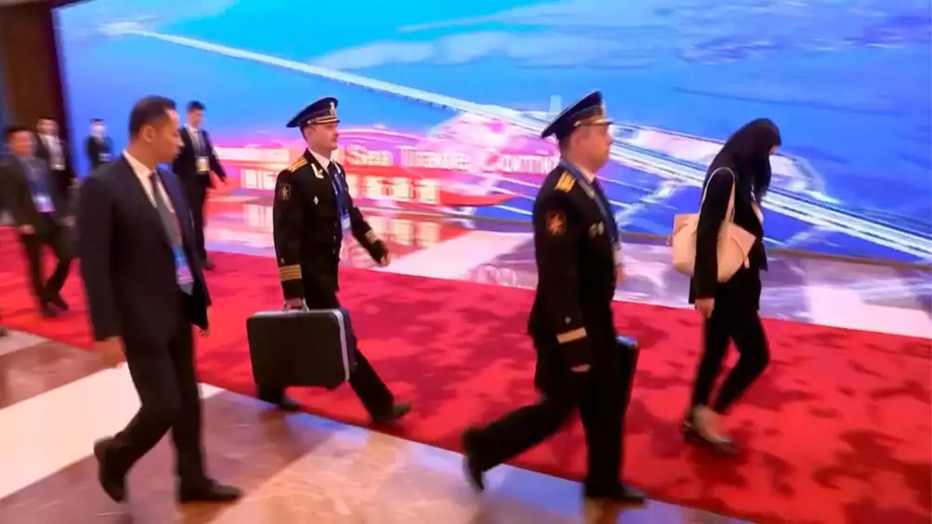 Ông Putin mang theo vali hạt nhân khi công du - 2 Ông Putin mang theo vali hạt nhân khi công du - 2