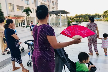 Trông con nhà giàu mùa dịch, giúp việc thời vụ kiếm hàng chục triệu đồng