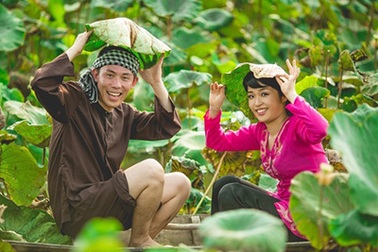 Ảnh cưới ấn tượng của cặp đôi người Nhật giữa đầm sen Việt