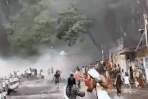 Khách chạy tán loạn khi thác lũ bất ngờ kéo tới cuốn trôi nam thanh niên