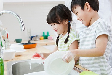 Bố mẹ đang tước đi kỹ năng sống độc lập của con vì những điều này