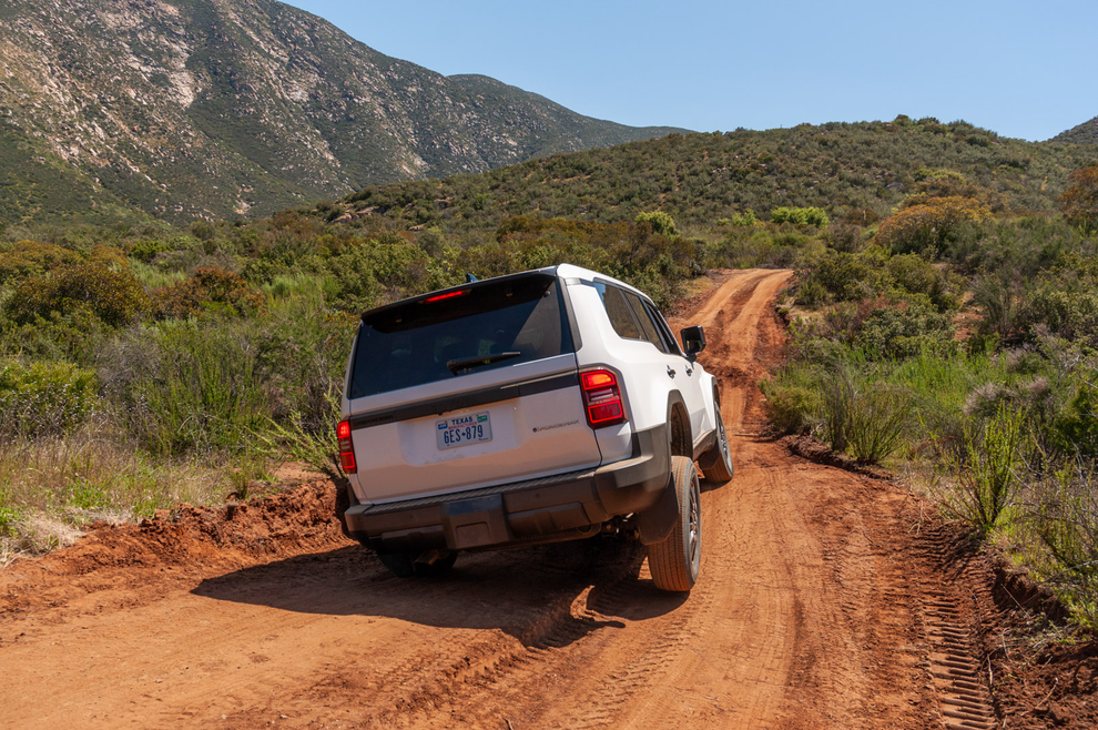 Đánh giá Toyota Land Cruiser Prado 2024: Khi huyền thoại trở lại - 3