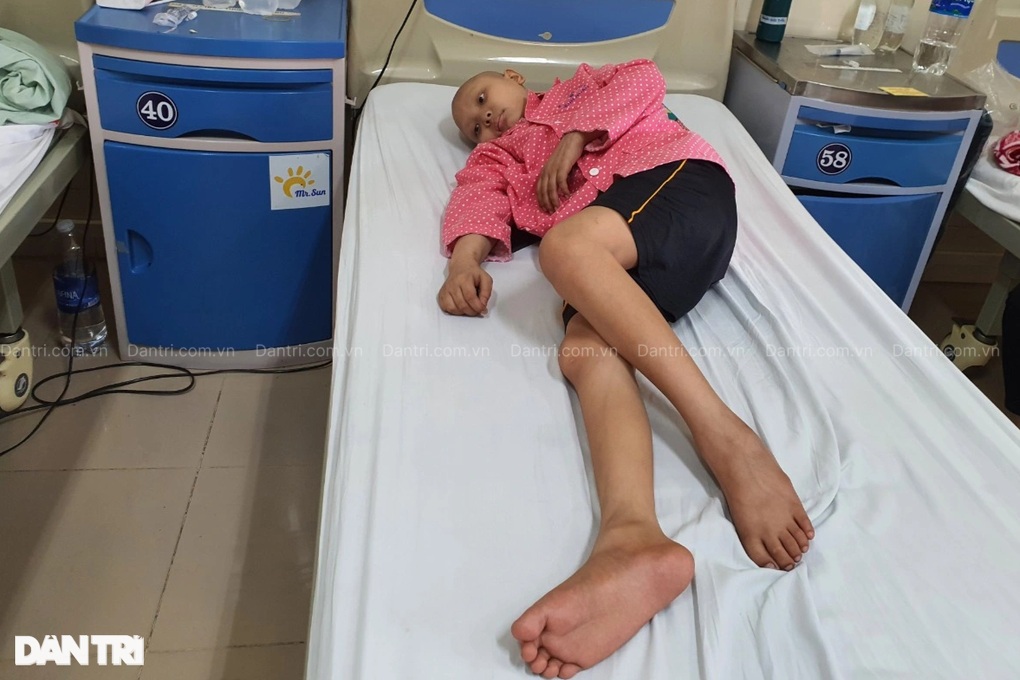 Ánh mắt khát sống của cậu bé mắc ung thư hiếm gặp - 4 Ánh mắt khát sống của cậu bé mắc ung thư hiếm gặp - 4