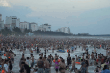 Hàng vạn người ken đặc trên bãi tắm Sầm Sơn ngày nắng nóng