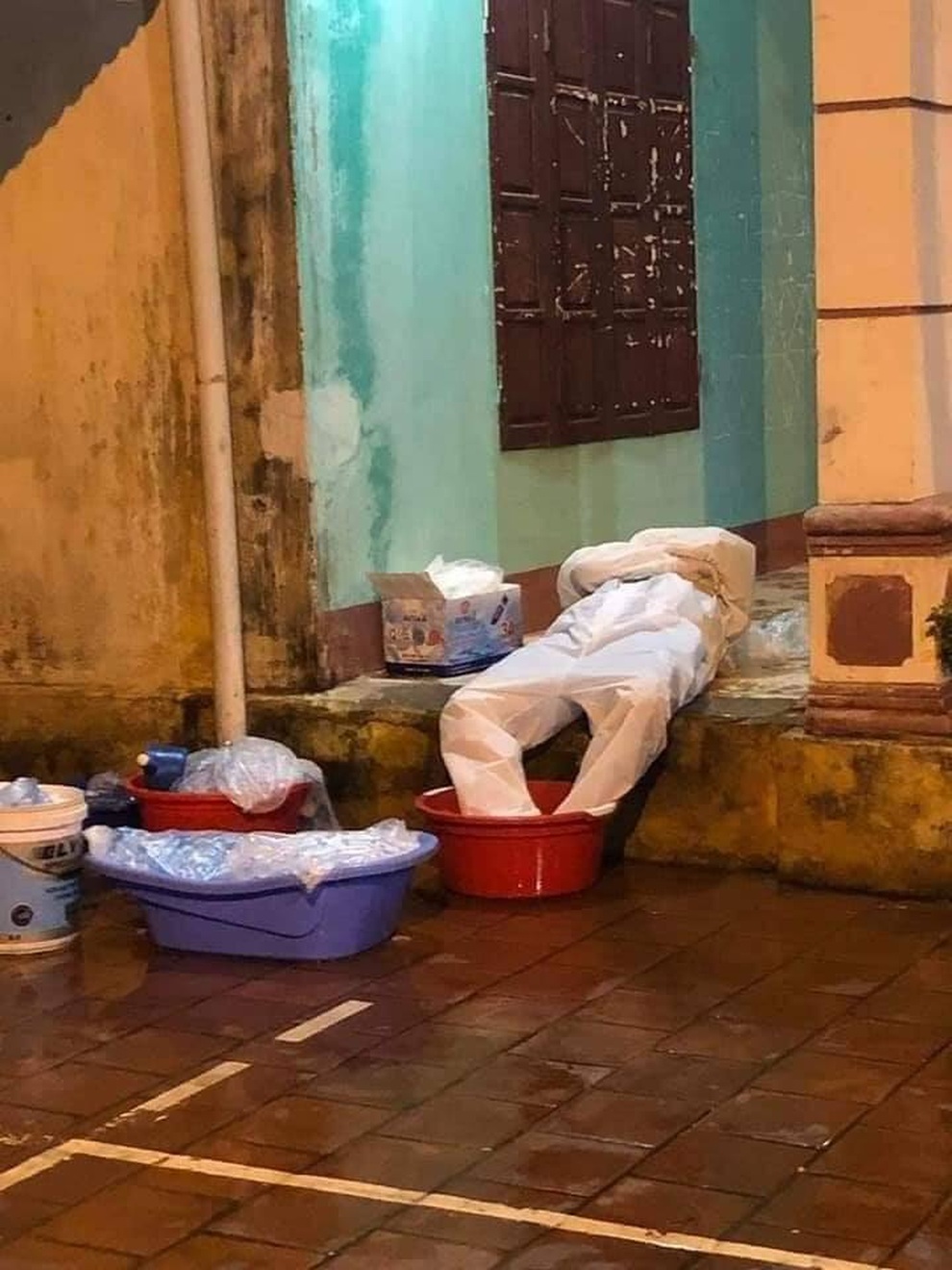 Những câu chuyện cảm động trong cuộc chiến chống dịch gây sốt dân mạng - 14