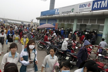 Công nhân khổ vì rút tiền tết