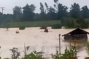 Chèo thuyền giữa mưa lũ đi trông hồ cá, nam thanh niên bị nước cuốn tử vong