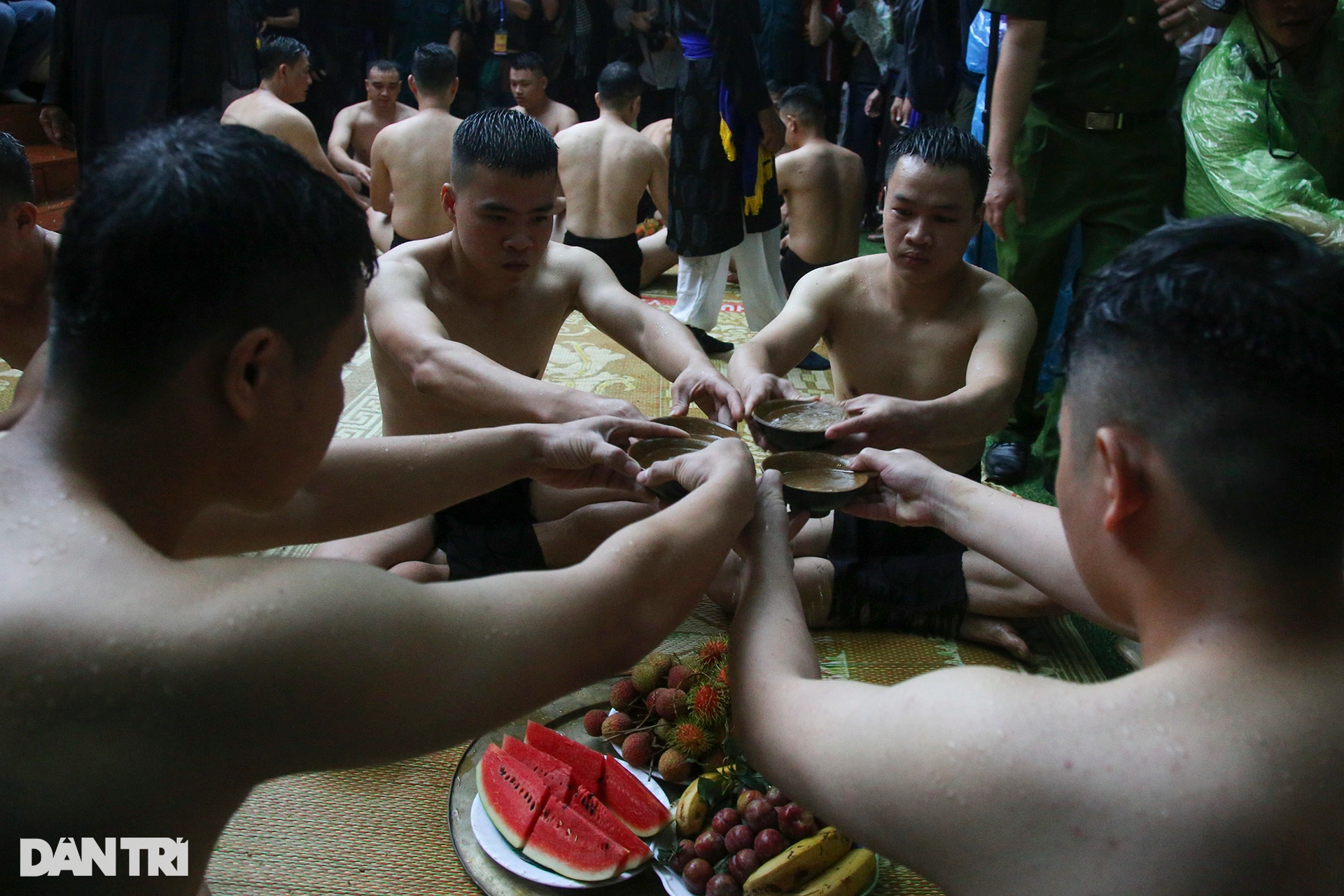 Trận vật cầu nước kịch tính và hài hước dưới trời mưa tầm tã - 3 Trận vật cầu nước kịch tính và hài hước dưới trời mưa tầm tã - 3