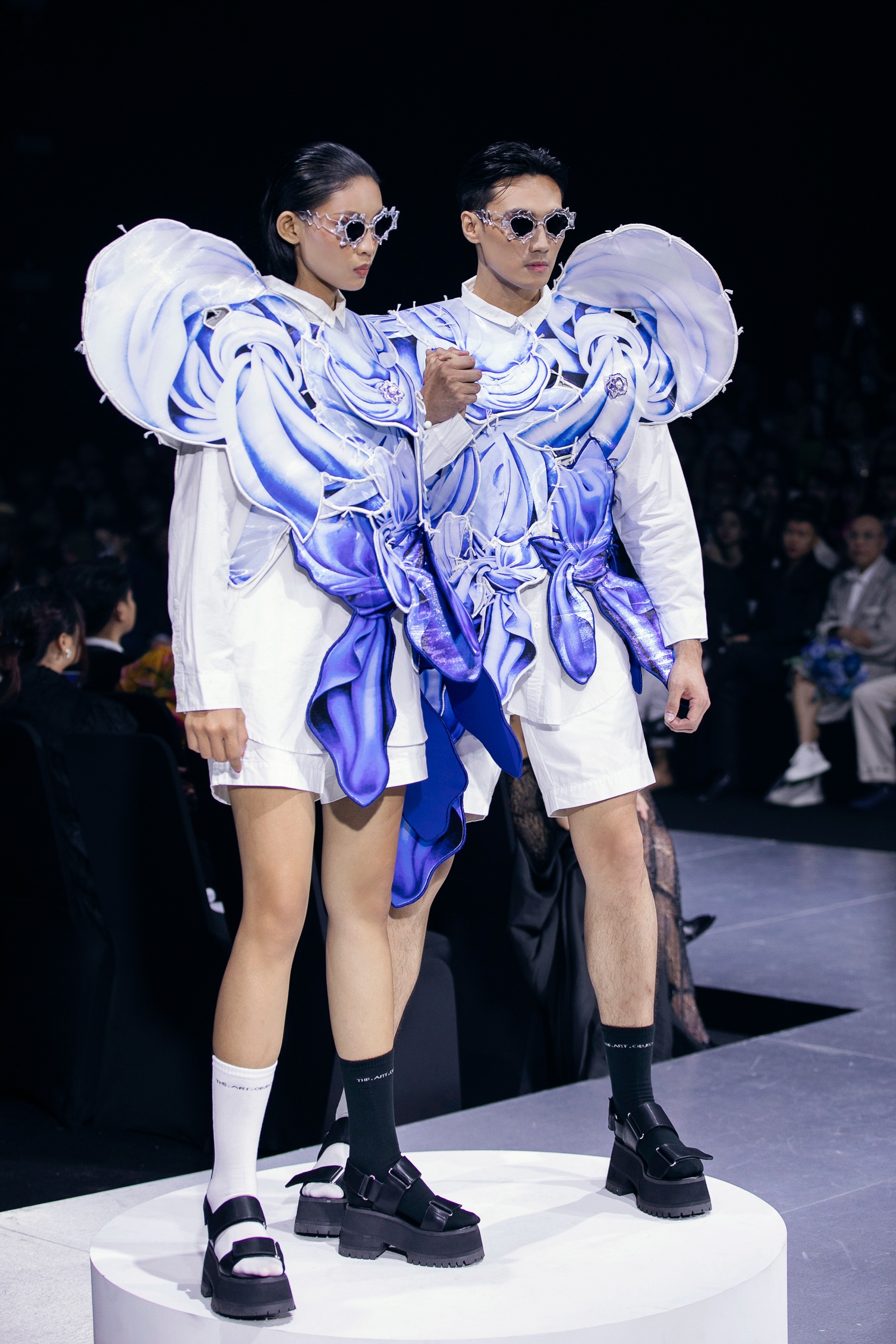 Bộ đôi Quán quân The Face Vietnam Mạc Trung Kiên và Huỳnh Tú Anh có màn catwalk đôi ấn tượng. Cả hai tạo dáng "dính vào nhau", nhận tràng vỗ tay từ khán giả (Ảnh: Ban Tổ chức).