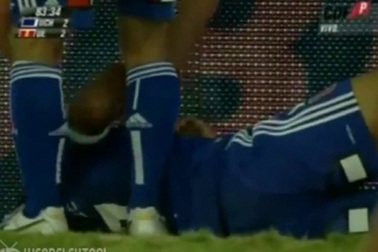 Cầu thủ chấn thương trong lúc…ăn mừng bàn thắng