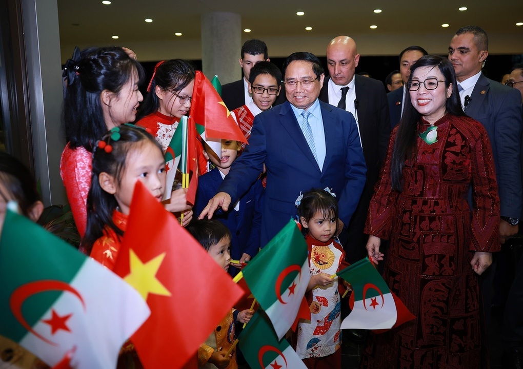 Statsminister Pham Minh Chinh møter det vietnamesiske samfunnet i Algerie - 1 Thủ tướng Phạm Minh Chính gặp mặt cộng đồng người Việt Nam tại Algeria - 1