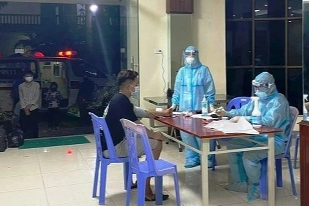 Hai tài xế tình nguyện chở F0: Chỉ biết nhìn vợ con qua cửa kính - 5 Hai tài xế tình nguyện chở F0: Chỉ biết nhìn vợ con qua cửa kính - 5