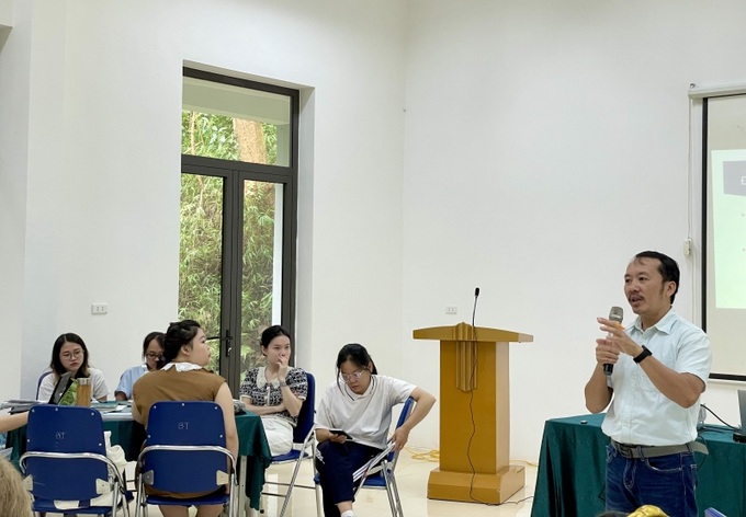 Ông Trịnh Lê Nguyên – Giám đốc Trung tâm Con người và Thiên nhiên (PanNature) phát biểu tại buổi tập huấn.