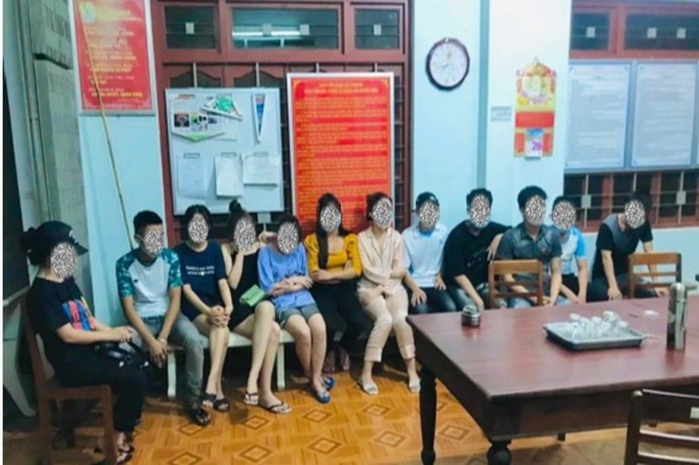 Tụ tập ăn nhậu lúc giãn cách, 13 thanh thiếu niên bị phạt 135 triệu đồng - 1 Tụ tập ăn nhậu lúc giãn cách, 13 thanh thiếu niên bị phạt 135 triệu đồng - 1
