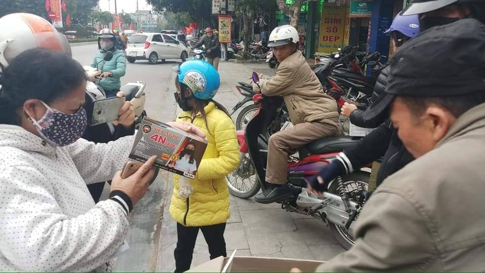 Khẩu trang loạn giá vẫn cháy hàng, ngày bán 2.000 hộp vẫn không đủ cung ứng - 9 Khẩu trang loạn giá vẫn cháy hàng, ngày bán 2.000 hộp vẫn không đủ cung ứng - 9