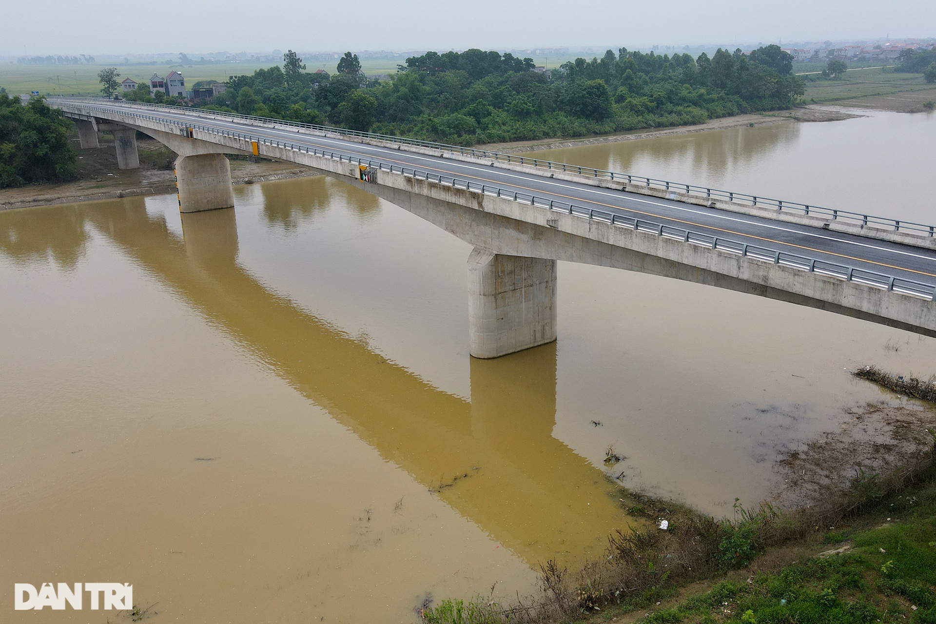 Cây cầu trăm tỷ xây xong bị bỏ hoang 2 năm trên đường vành đai 4 ở Hà Nội - 7 Cây cầu trăm tỷ xây xong bị bỏ hoang 2 năm trên đường vành đai 4 ở Hà Nội - 7