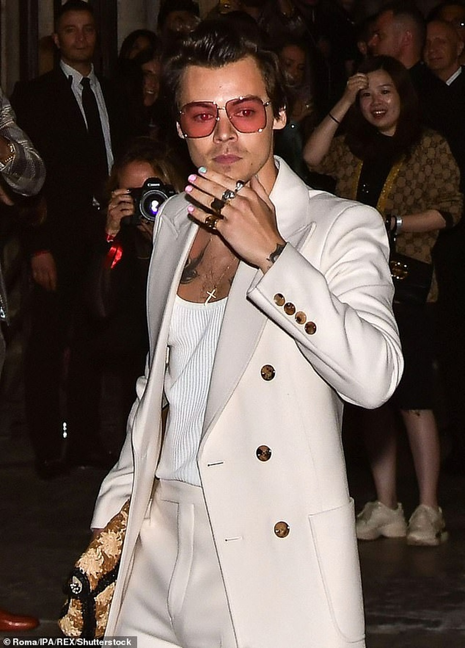 Chuộng trang phục nữ tính, hotboy nhóm One Direction bị nghi ngờ về giới tính - 6