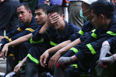 Những chiến sĩ kiệt sức sau đám cháy, đau đớn trước hy sinh của đồng đội