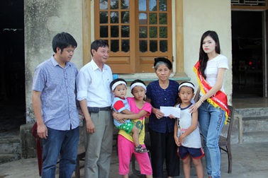Miss ITgo 2013 Võ Thị Thùy Trang giúp bé 9 tuổi một tay chăm hai em thơ dại 5 triệu đồng