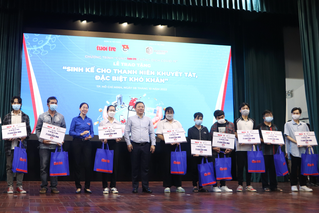 Chàng thanh niên xương thủy tinh nghẹn ngào khi được tặng xe máy - 1 Chàng thanh niên xương thủy tinh nghẹn ngào khi được tặng xe máy - 1