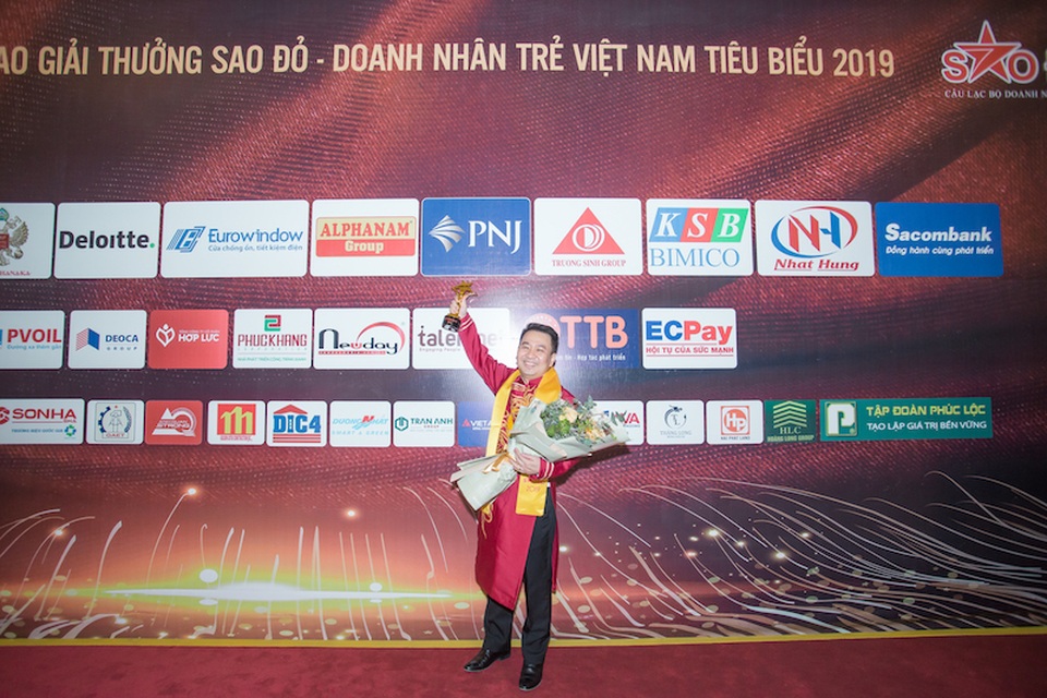 CEO PNJ Lê Trí Thông được vinh danh Top 10 Xuất sắc nhất giải thưởng Sao Đỏ năm 2019 - 3 CEO PNJ Lê Trí Thông được vinh danh Top 10 Xuất sắc nhất giải thưởng Sao Đỏ năm 2019 - 3