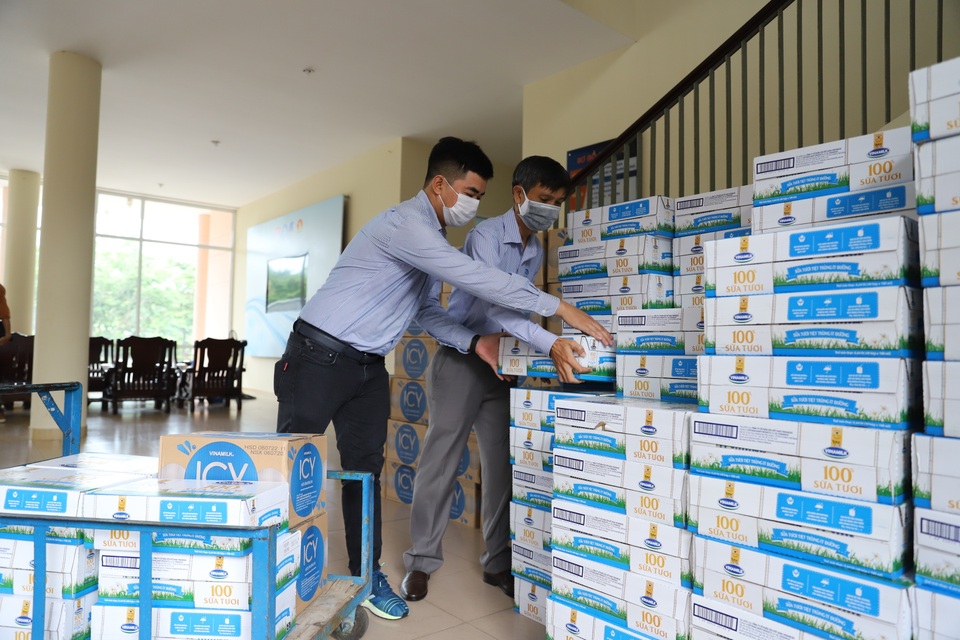 Chung tay chống dịch Covid-19, Vinamilk ủng hộ 8 tỷ đồng - 3 Chung tay chống dịch Covid-19, Vinamilk ủng hộ 8 tỷ đồng - 3
