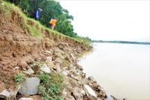 "Hà bá" phá nát bờ kè, dân lo sợ mất đường vào làng