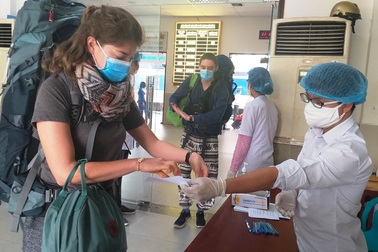 Đà Nẵng: Người dân, du khách chấp hành đeo khẩu trang nơi công cộng