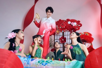 Người mẫu Đình Quyền đưa trò chơi dân gian Tết vào ngôn ngữ thời trang