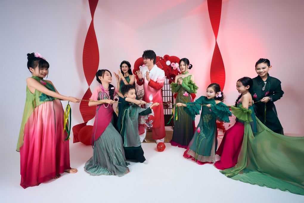 Người mẫu Đình Quyền đưa trò chơi dân gian Tết vào ngôn ngữ thời trang - 2