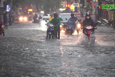 Mưa liên tiếp nhiều ngày khiến nhiều tuyến đường tại TPHCM ngập nặng