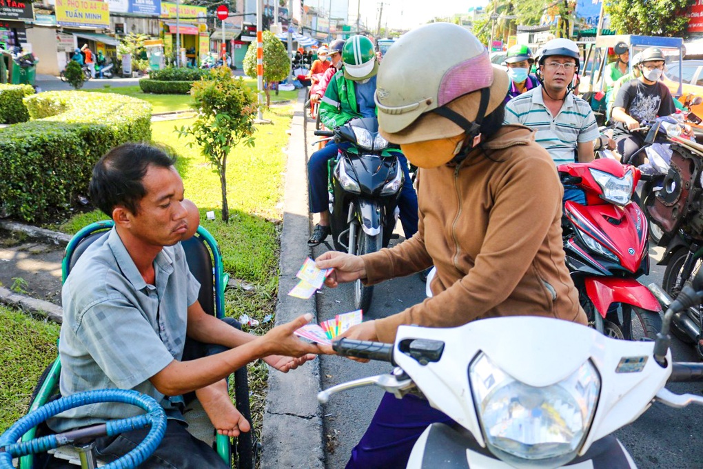 Anh chàng cục bướu bán vé số nuôi người mẹ không máu mủ - 2 Anh chàng cục bướu bán vé số nuôi người mẹ không máu mủ - 2