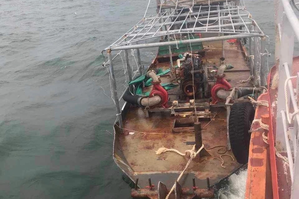 Phát hiện tàu ma có chữ nước ngoài dạt vào bờ biển Quảng Trị - 2 Phát hiện tàu ma có chữ nước ngoài dạt vào bờ biển Quảng Trị - 2