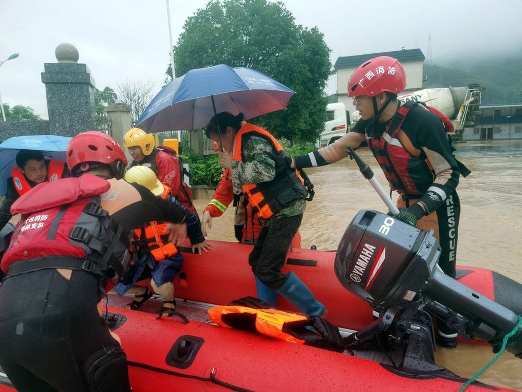 Đường phố hóa sông, nhà cửa bị cuốn trôi trong mưa bão kỷ lục ở Trung Quốc - 1 Đường phố hóa sông, nhà cửa bị cuốn trôi trong mưa bão kỷ lục ở Trung Quốc - 1
